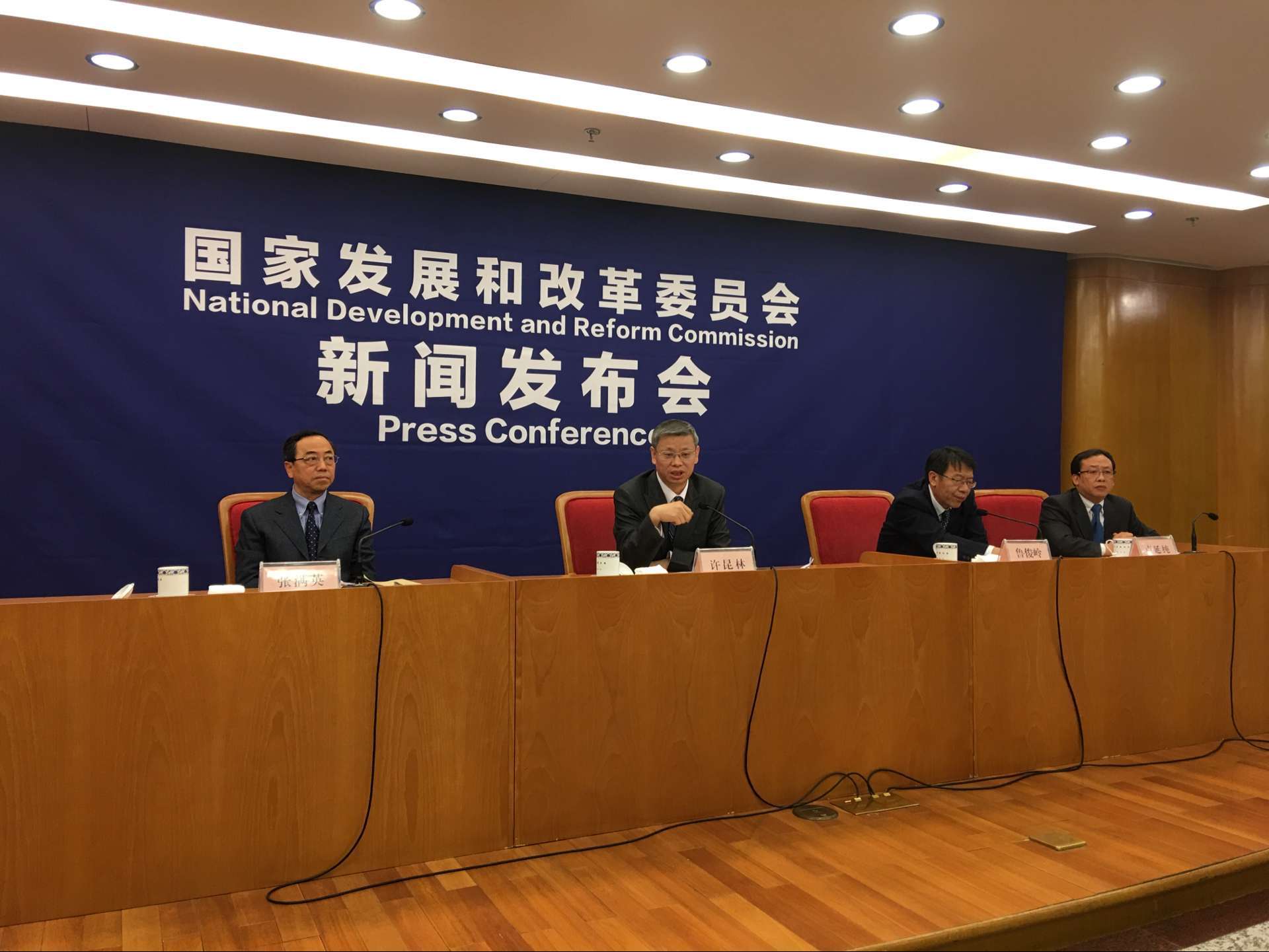 发改委：中美贸易摩擦背景下就业信心来自三方面-Stars柳岸晚风