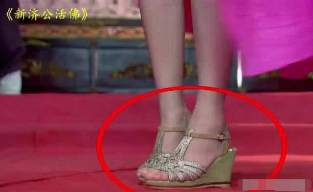 图片[2]-现代古装雷剧的穿帮镜头：古人穿高跟鞋我忍了，林黛玉穿AJ把我看呆滞了！-Stars柳岸晚风