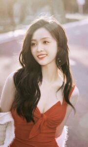 吴宣仪穿红色短裙大秀事业线！肤白貌美大长腿性感撩人-Stars柳岸晚风