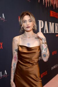 迈克尔·杰克逊24岁女儿一袭丝绸长裙大秀美背，手臂上纹身更抢眼-Stars柳岸晚风
