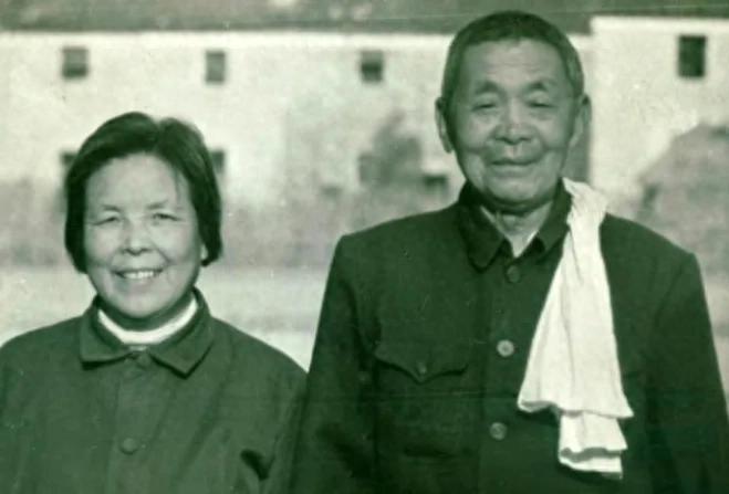 1985年莲花县委副书记刘汉恩紧急救助甘祖昌同志的感人故事-Stars柳岸晚风