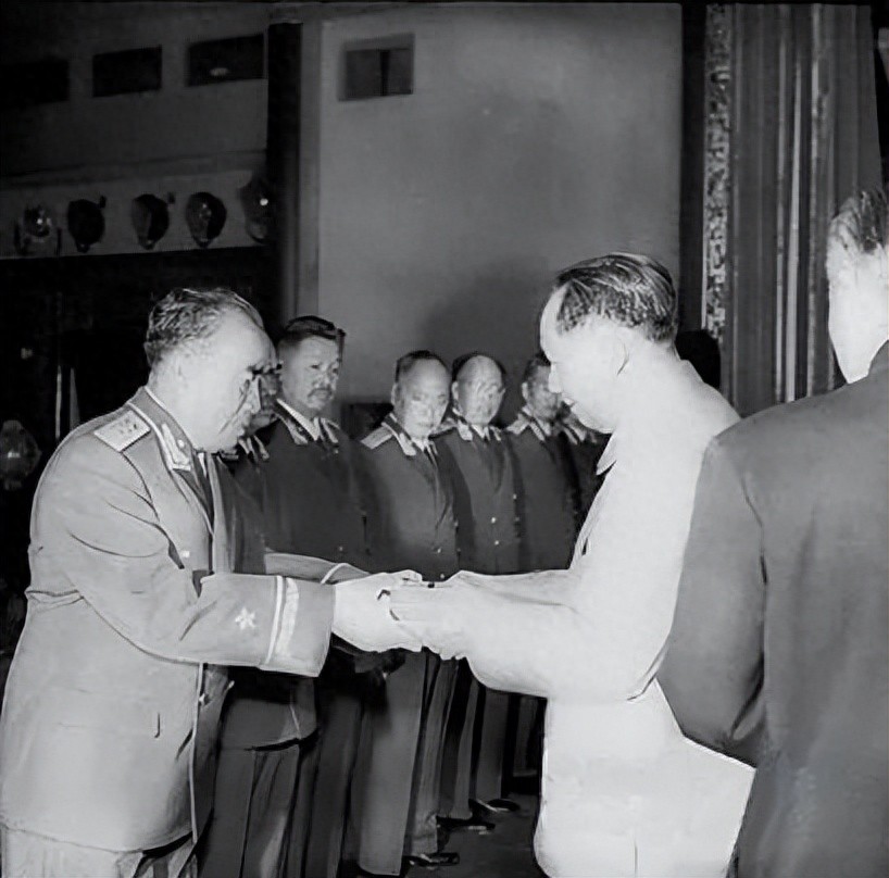 1955年解放军首次授衔：张际春的低调贡献与军衔评定历程-Stars柳岸晚风