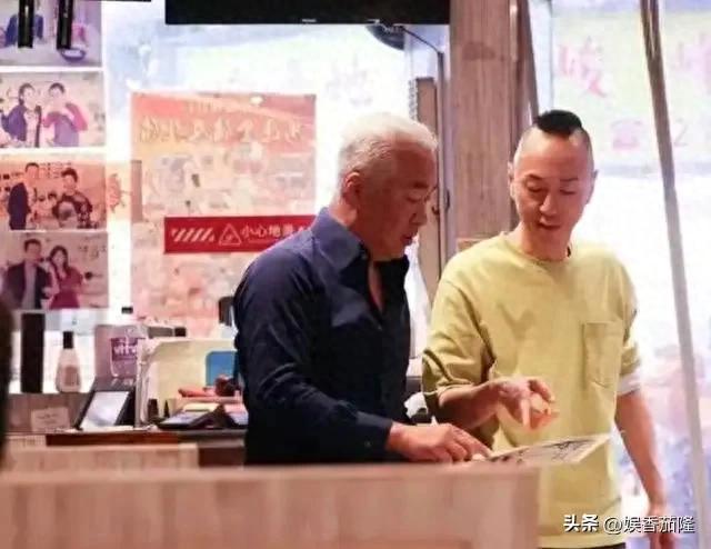 港星戴耀明52岁无戏可拍，转行餐厅打工养家糊口，辛苦工作引关注-Stars柳岸晚风
